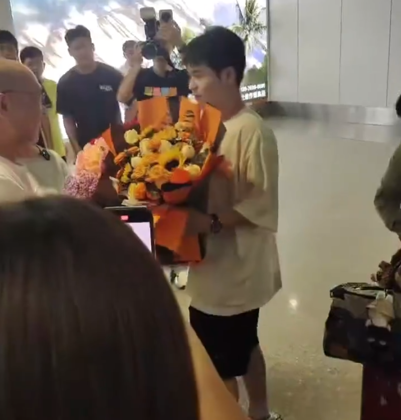 林诗栋落地海南妈妈接机！石头全程笑容不断 世排重返前5冲破心魔
